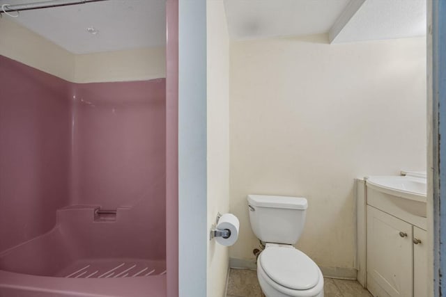 full bath featuring toilet, a shower, vanity, and baseboards