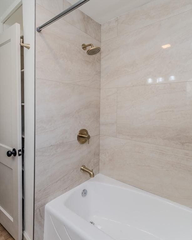 bathroom featuring tiled shower / bath