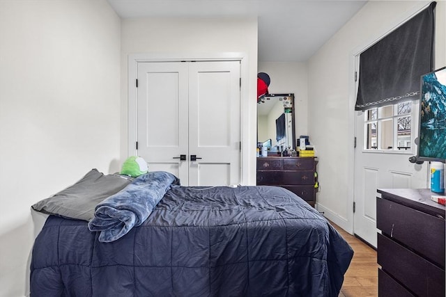 bedroom featuring light wood-style flooring and a closet