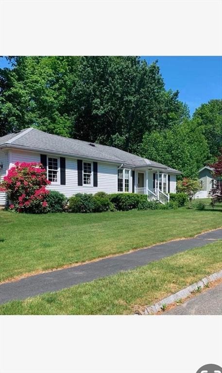 ranch-style house featuring a front lawn