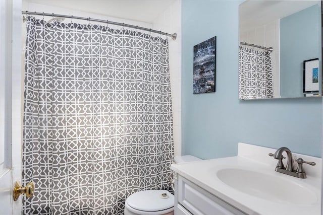 full bath featuring a shower with curtain, toilet, and vanity