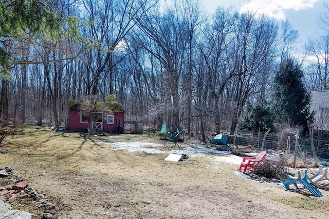 view of yard featuring an outbuilding