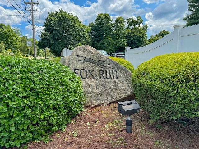 view of community / neighborhood sign