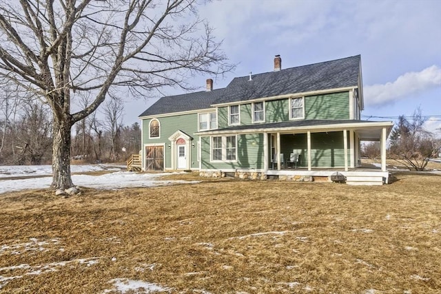 view of front facade featuring covered porch and a front lawn