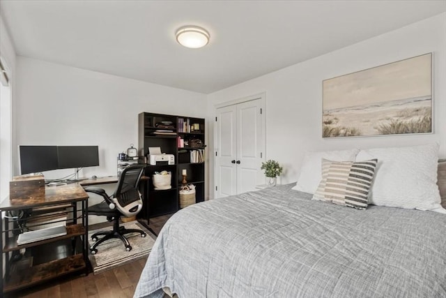 4 Barrows Brook Cir, Kingston, MA 02364 - bedroom featuring dark wood-style floors, a desk, and a closet