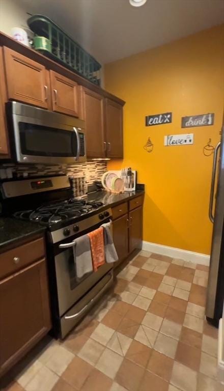 5 Lincoln Ln Unit 5, Grafton, MA 01536 - kitchen with stainless steel appliances, dark countertops, tasteful backsplash, and baseboards