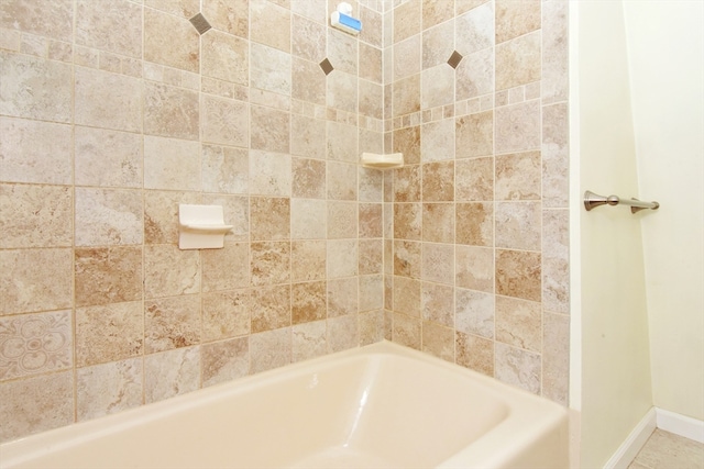 bathroom featuring tiled shower / bath