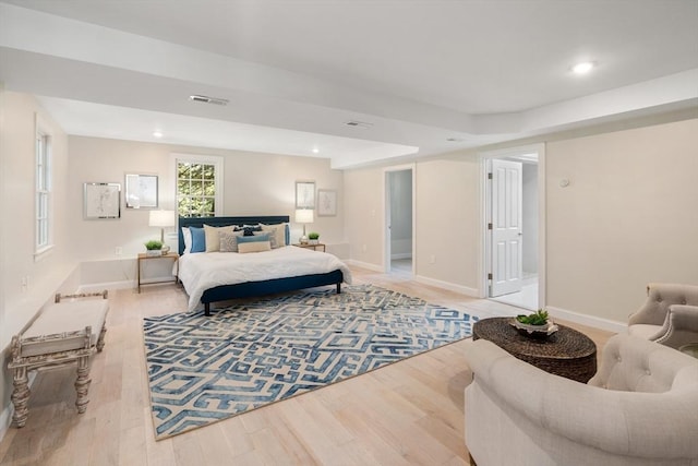 bedroom featuring light wood finished floors, recessed lighting, and baseboards