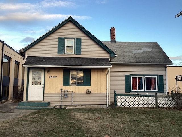 view of front facade featuring a front yard