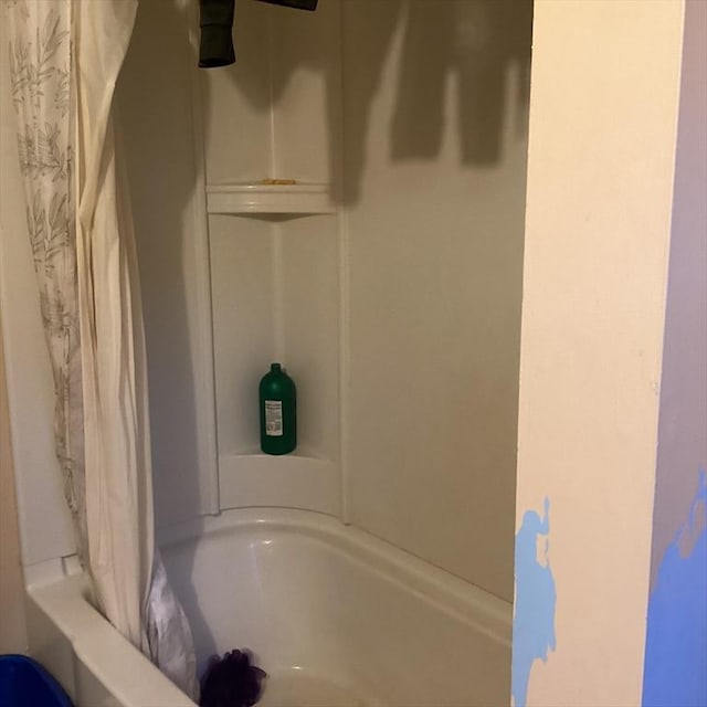 bathroom with shower / tub combo with curtain