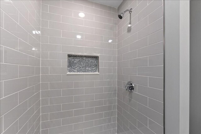 bathroom featuring tiled shower