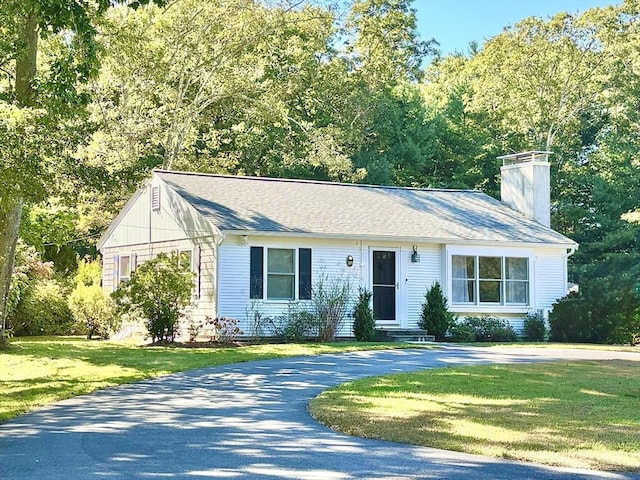 single story home with a front lawn