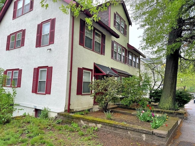 589-591 Washington St, Brookline, MA 02446 - view of side of property with stucco siding