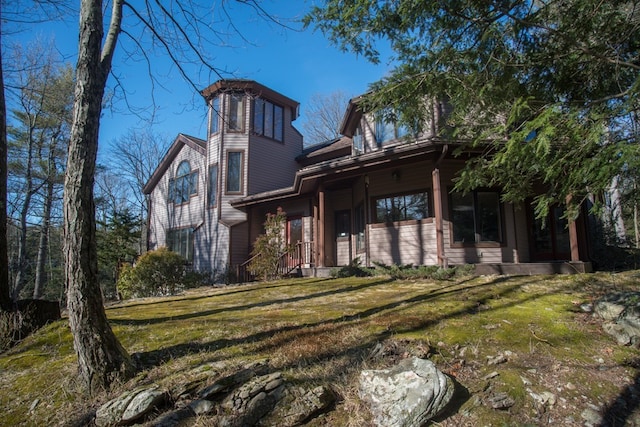 view of front of property featuring a front lawn