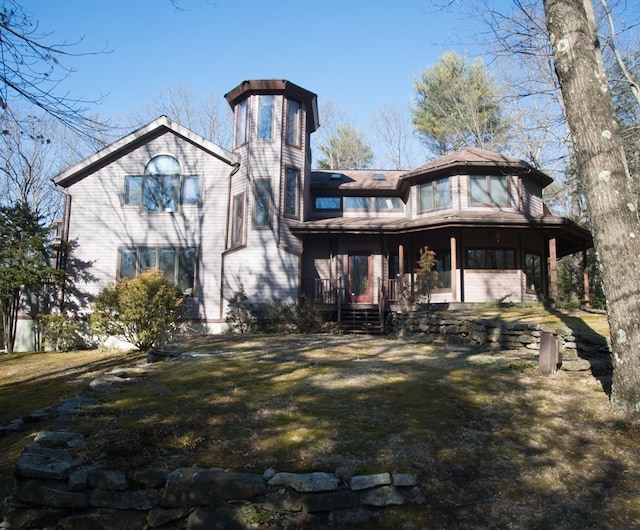 back of house featuring a lawn