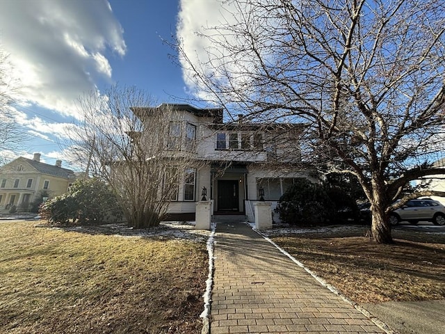 front of property with a front lawn