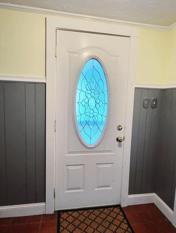 foyer with crown molding