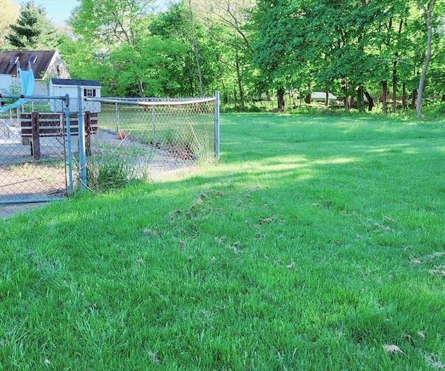 view of yard featuring an outbuilding and a storage unit