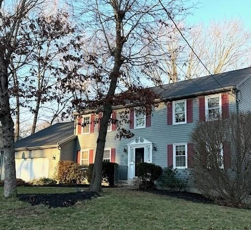 colonial house featuring a front lawn