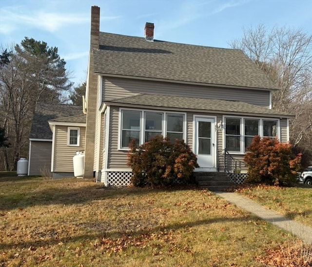 view of front of house featuring a front lawn