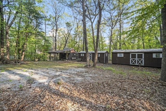 view of yard with an outbuilding