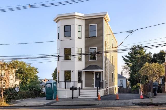 view of front of property with covered porch