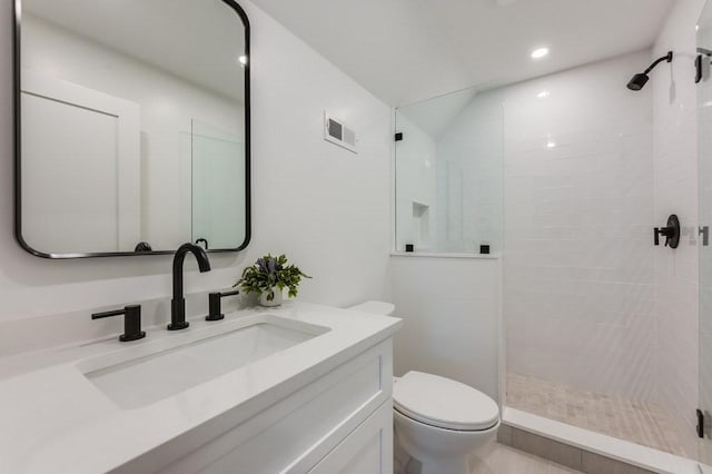full bathroom featuring visible vents, vanity, toilet, recessed lighting, and a tile shower