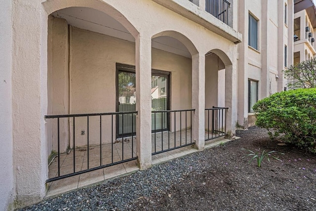 view of exterior entry with stucco siding