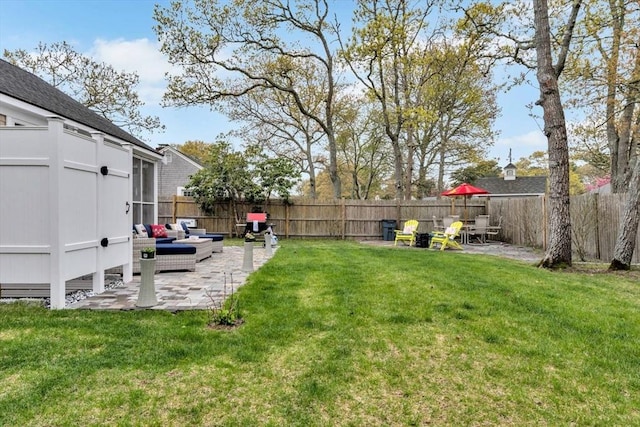 view of yard featuring outdoor lounge area and a patio