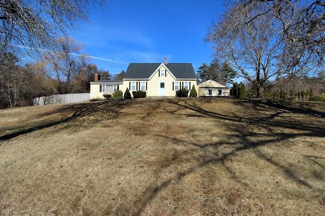 view of front of property featuring a front lawn