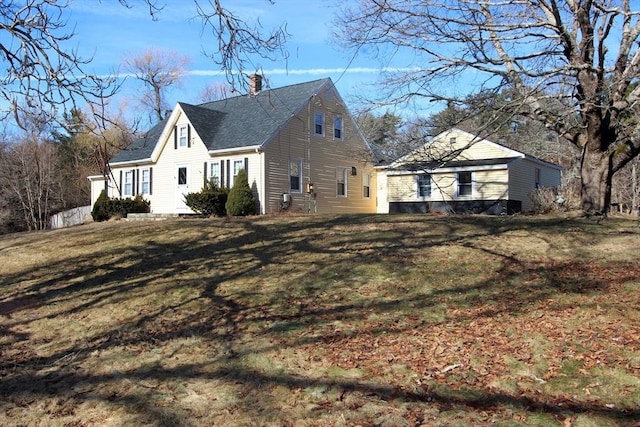 view of side of property featuring a lawn