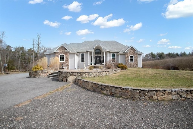 ranch-style house featuring a front yard