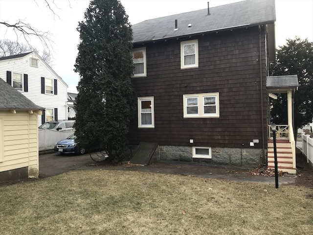 back of house featuring a yard