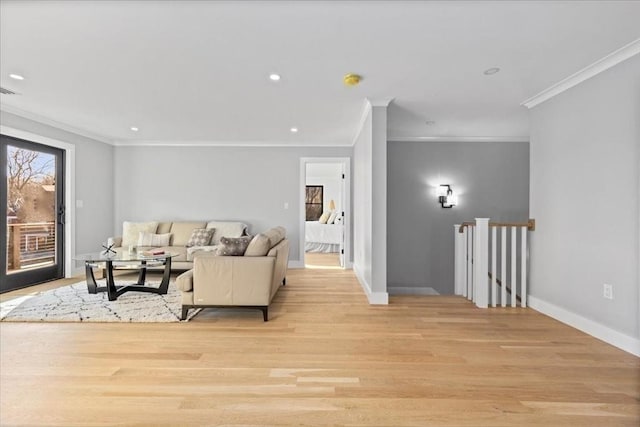 living room featuring crown molding, recessed lighting, baseboards, and light wood finished floors