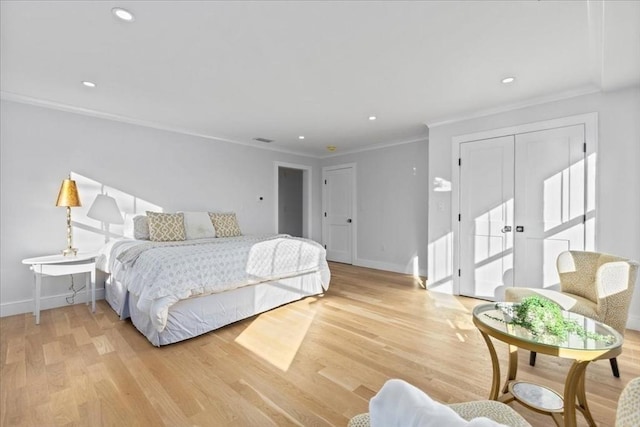 bedroom featuring light wood finished floors, visible vents, baseboards, ornamental molding, and recessed lighting