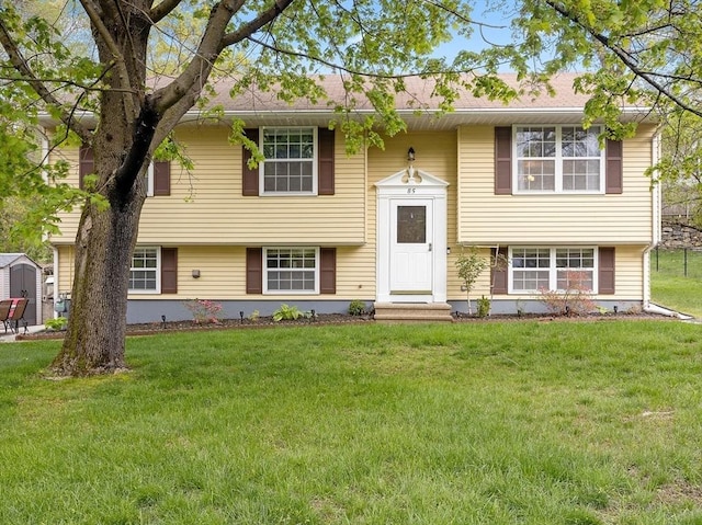 split foyer home featuring a front yard
