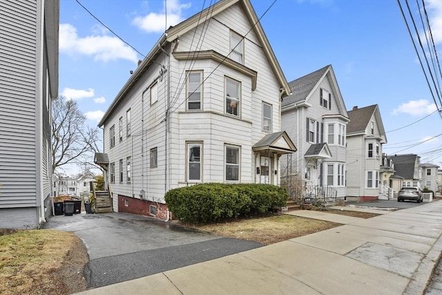 view of front facade featuring a residential view