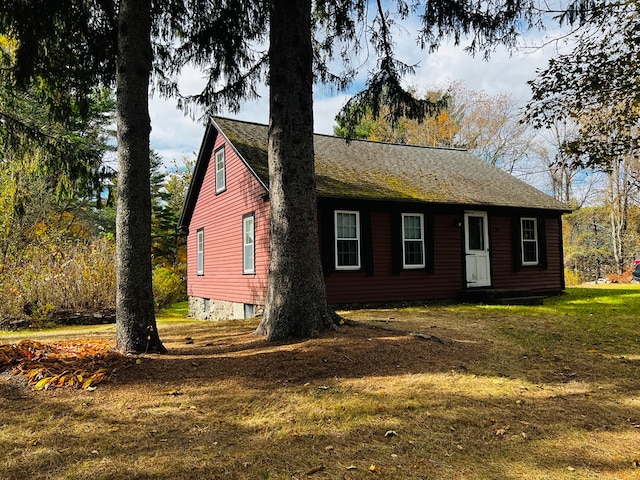 view of front facade featuring a front lawn