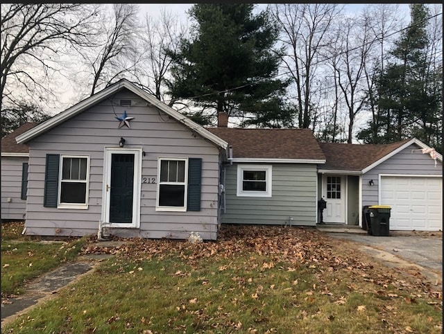 view of front of house featuring a front lawn and a garage