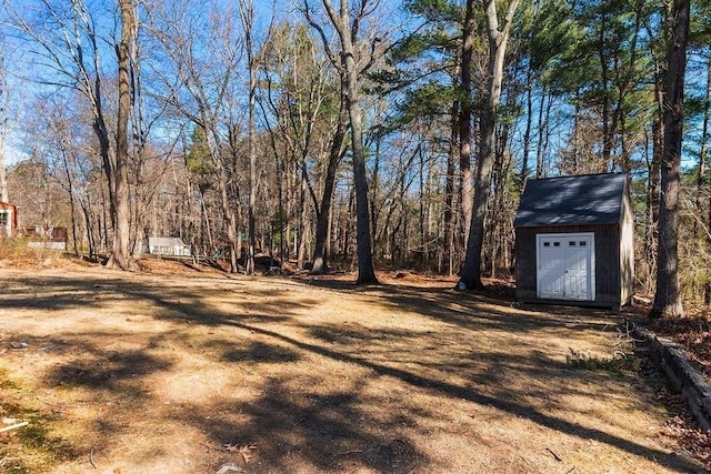 view of yard featuring an outdoor structure and a shed