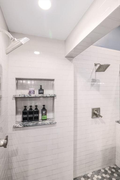 full bathroom featuring tiled shower