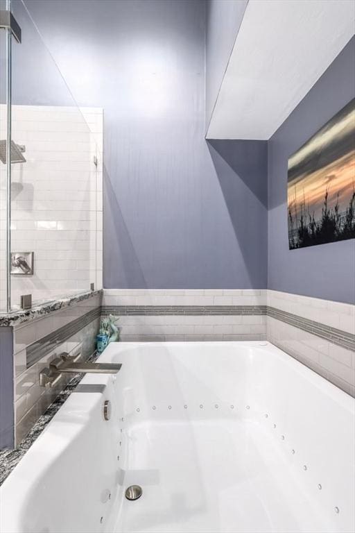 full bath featuring a jetted tub