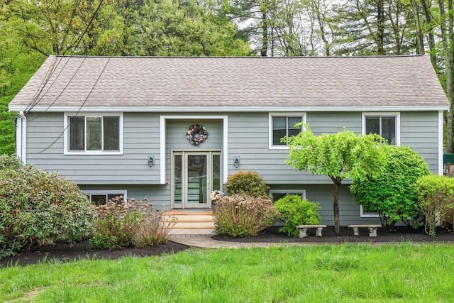 bi-level home featuring a shingled roof
