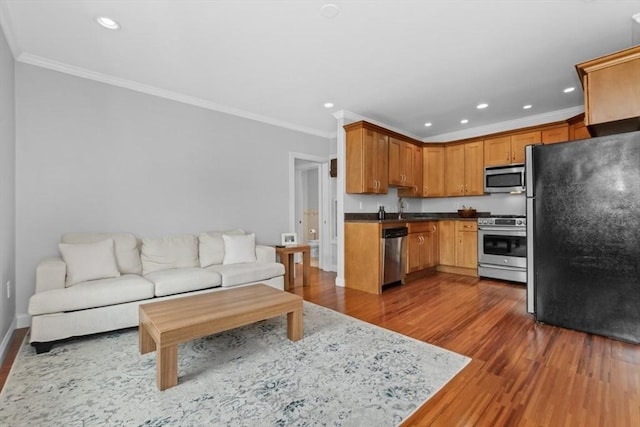 living room featuring ornamental molding, recessed lighting, dark wood-type flooring, and baseboards