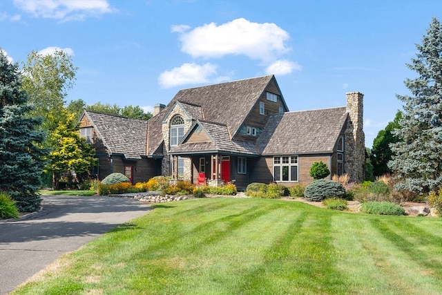 view of front of house featuring a front lawn