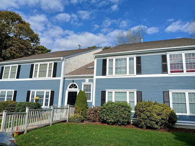 view of front facade with a front lawn