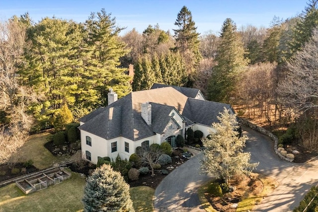 birds eye view of property featuring a wooded view