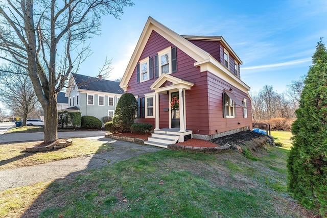 view of front facade with a front yard