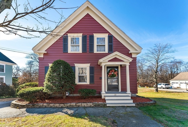 view of front of house featuring a front lawn