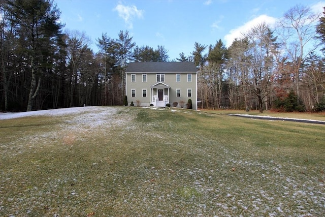 view of front facade featuring a front yard